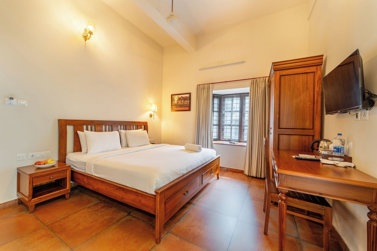 Deluxe Double Room | Egyptian cotton sheets, premium bedding, desk, laptop workspace