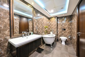 Secadora de cabello, toallas, jabón, shampoo 