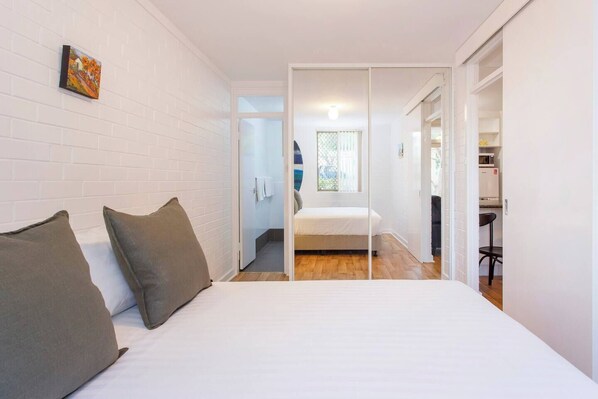 1 bedroom, iron/ironing board, travel crib, free WiFi - The Arundel is located within a minutes walk to the Cappuccino strip , fremantle Markets and the many cafes, bars and restaurants right on your doorstep: (Fremantle)