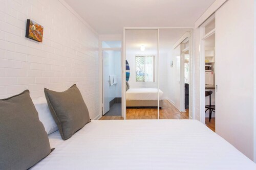 The Arundel is located within a minutes walk to the Cappuccino strip , fremantle Markets and the many cafes, bars and restaurants right on your doorstep: