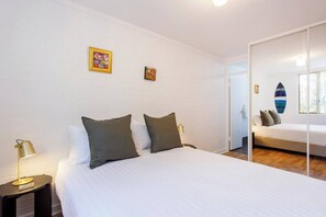 1 chambre, fer et planche à repasser, lit de bébé portatif