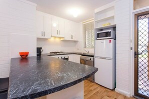 Fridge, microwave, oven, stovetop - The Arundel is located within a minutes walk to the Cappuccino strip , fremantle Markets and the many cafes, bars and restaurants right on your doorstep: (Fremantle)