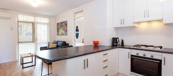 The Arundel is located within a minutes walk to the Cappuccino strip , fremantle Markets and the many cafes, bars and restaurants right on your doorstep:<br>What's included :<br>* Ground floor unit no stairs<br>* Fully equipped kitchen<br>* Air condi