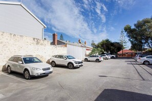 Property grounds - The Arundel is located within a minutes walk to the Cappuccino strip , fremantle Markets and the many cafes, bars and restaurants right on your doorstep: (Fremantle)