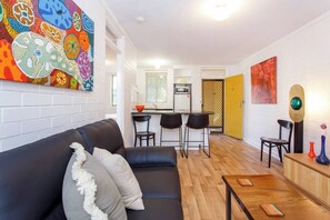 Smart TV - The Arundel is located within a minutes walk to the Cappuccino strip , fremantle Markets and the many cafes, bars and restaurants right on your doorstep: (Fremantle)