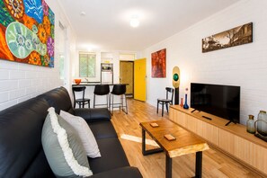 Smart TV - The Arundel is located within a minutes walk to the Cappuccino strip , fremantle Markets and the many cafes, bars and restaurants right on your doorstep: (Fremantle)
