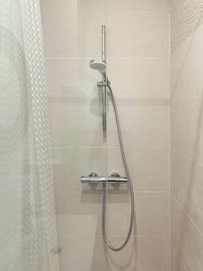 Dusche, Handtücher, Toilettenpapier