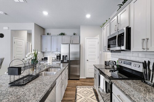 Stylish Hot Tub Retreat | BBQ Yard Games WiFi Pets