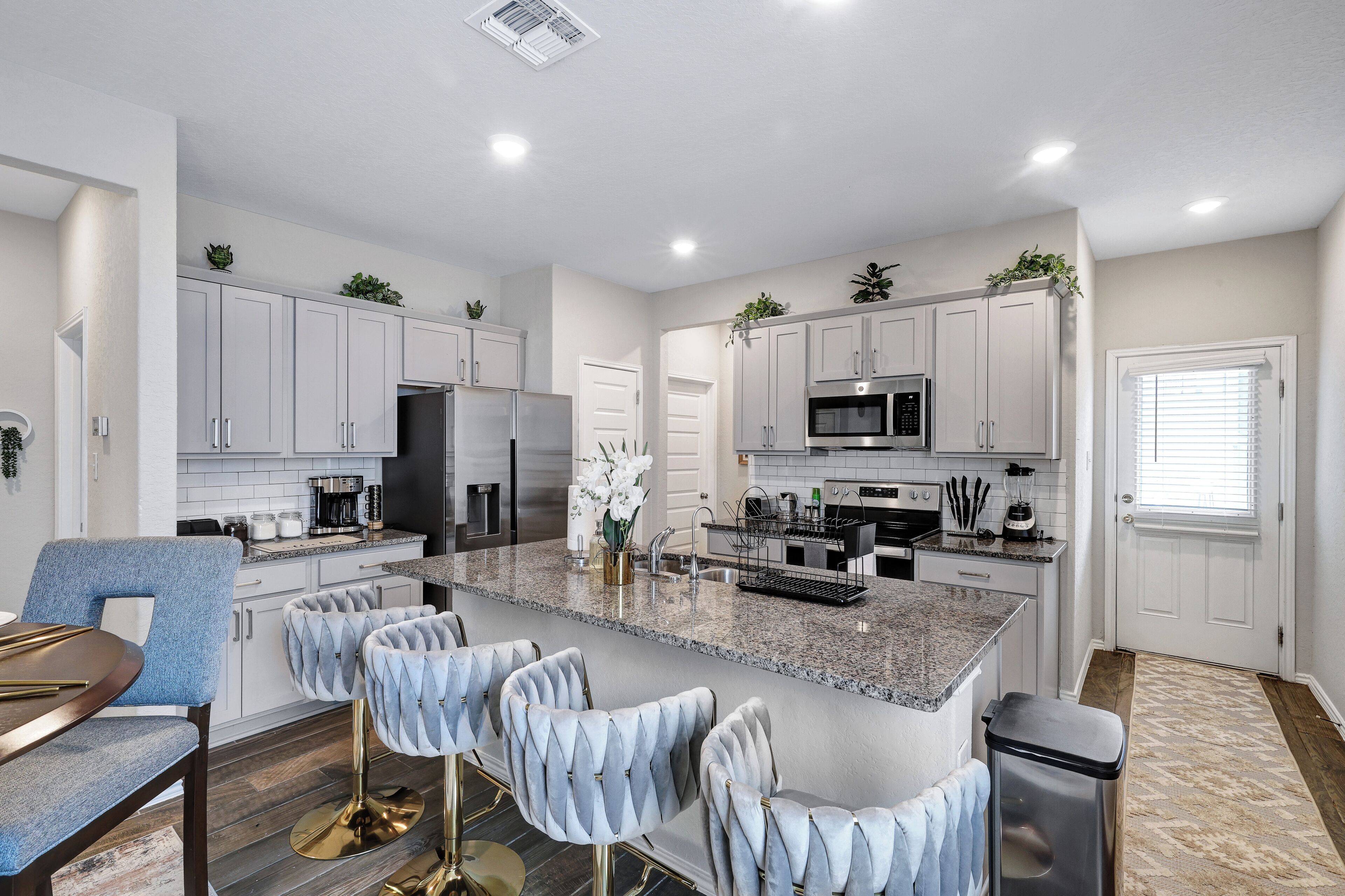 冷蔵庫、電子レンジ、オーブン、コンロ