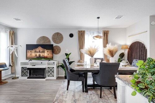 Hot Tub Getaway Nr Missions Park | BBQ Yard Games
