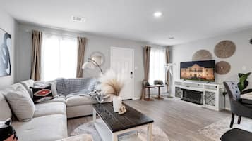 Smart TV, fireplace