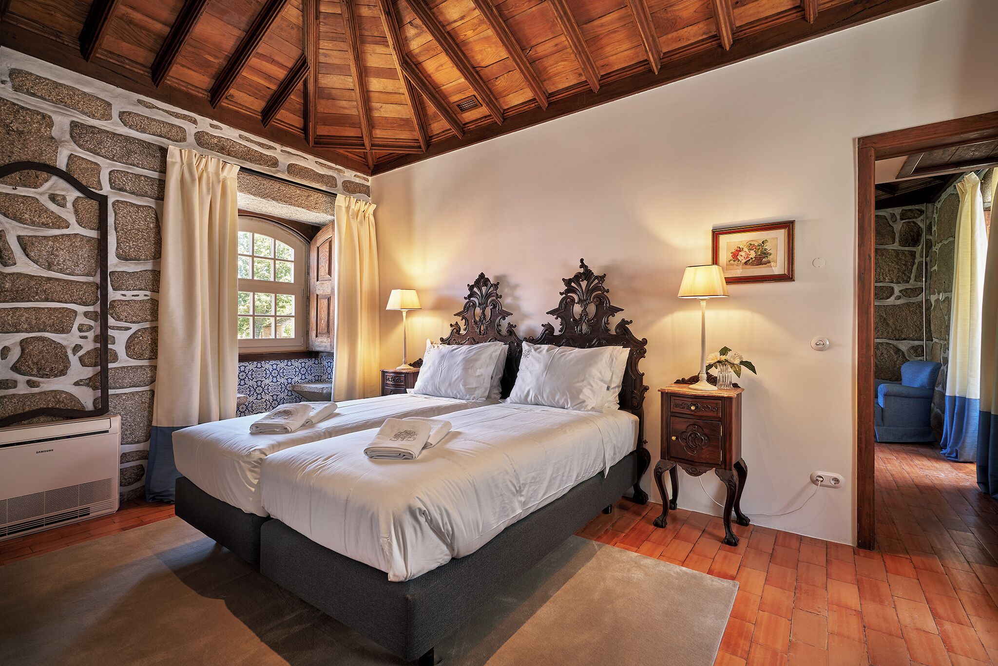 1 habitación, decoración personalizada, muebles diferentes y escritorio 