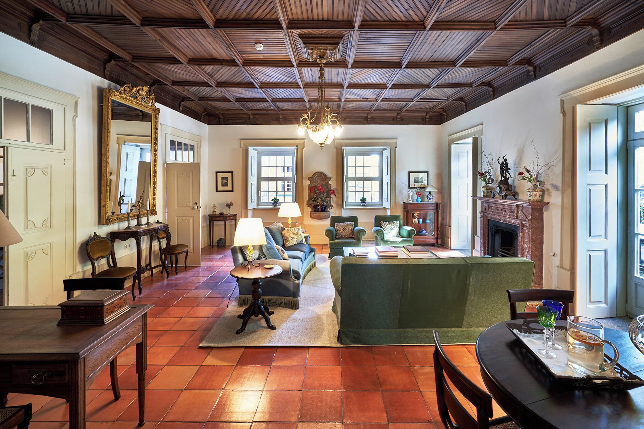 Televisión LED, estación para iPod, futbolito, juguetes