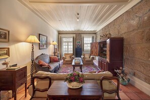 Televisión LED, estación para iPod, futbolito, juguetes