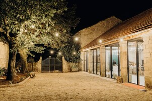 Se sirven desayunos, almuerzos y cenas; con vista al jardín