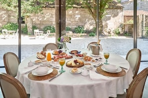 Bao gồm bữa sáng buffet hàng ngày