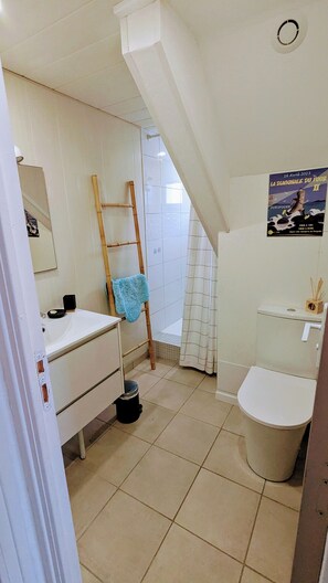 Dusche, Haartrockner, Handtücher, Toilettenpapier