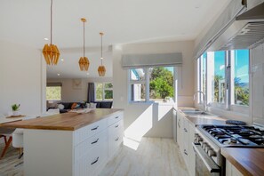 Fridge, microwave, oven, stovetop - Tranquil Bay Family Retreat | Relax, Recharge (Duvauchelle)