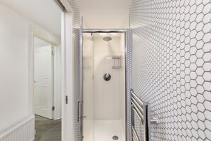 Regadera, secadora de cabello, toallas, jabón 