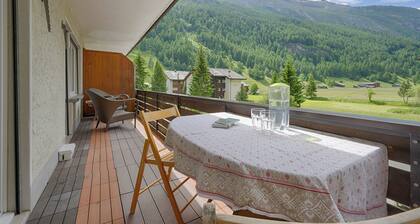 Breithorn View. Sunny apartment close to station