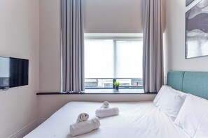 Iron/ironing board, WiFi, bed sheets