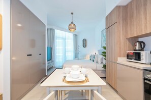 開放式客房, 陽台, 城市景觀 | 房內用餐區