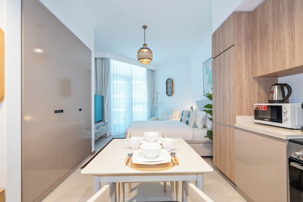 Studio, balcon, vue ville | Restauration dans la chambre