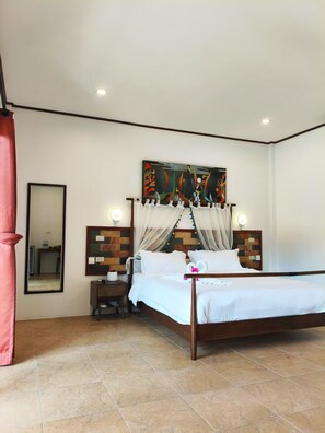 Deluxe tweepersoonskamer, uitzicht op zwembad | Een kluis op de kamer, een bureau, verduisterende gordijnen, gratis wifi