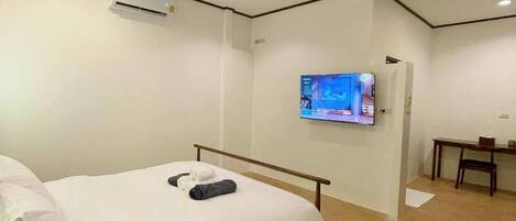 Peti besi dalam bilik, meja, langsir/tirai gelap terus, Wi-fi percuma