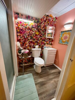 Signature Condo, 1 King Bed with Sofa bed, Non Smoking | Bathroom | Shower, free toiletries, towels, soap - 2521 ALOHA King Bed with Sleeper Sofa (Galveston)