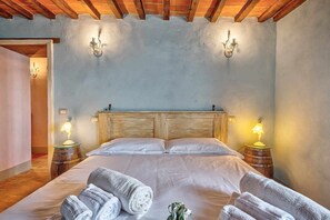 5 habitaciones, tabla de planchar con plancha y cuna de viaje 