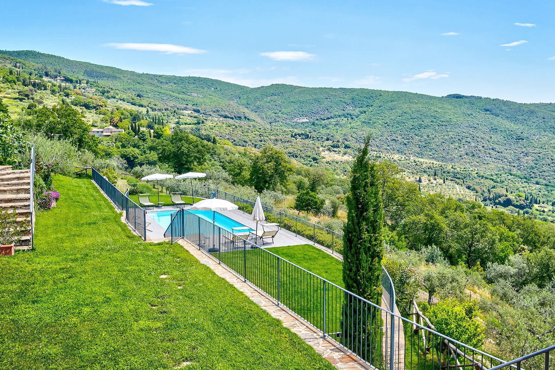 Un espace piscine offrant une vue sur un paysage montagneux.