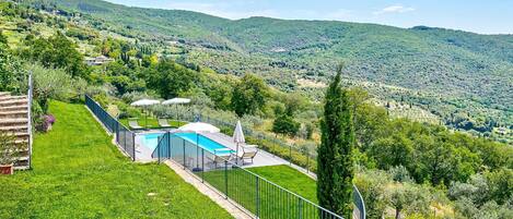 Un espace piscine offrant une vue sur un paysage montagneux.