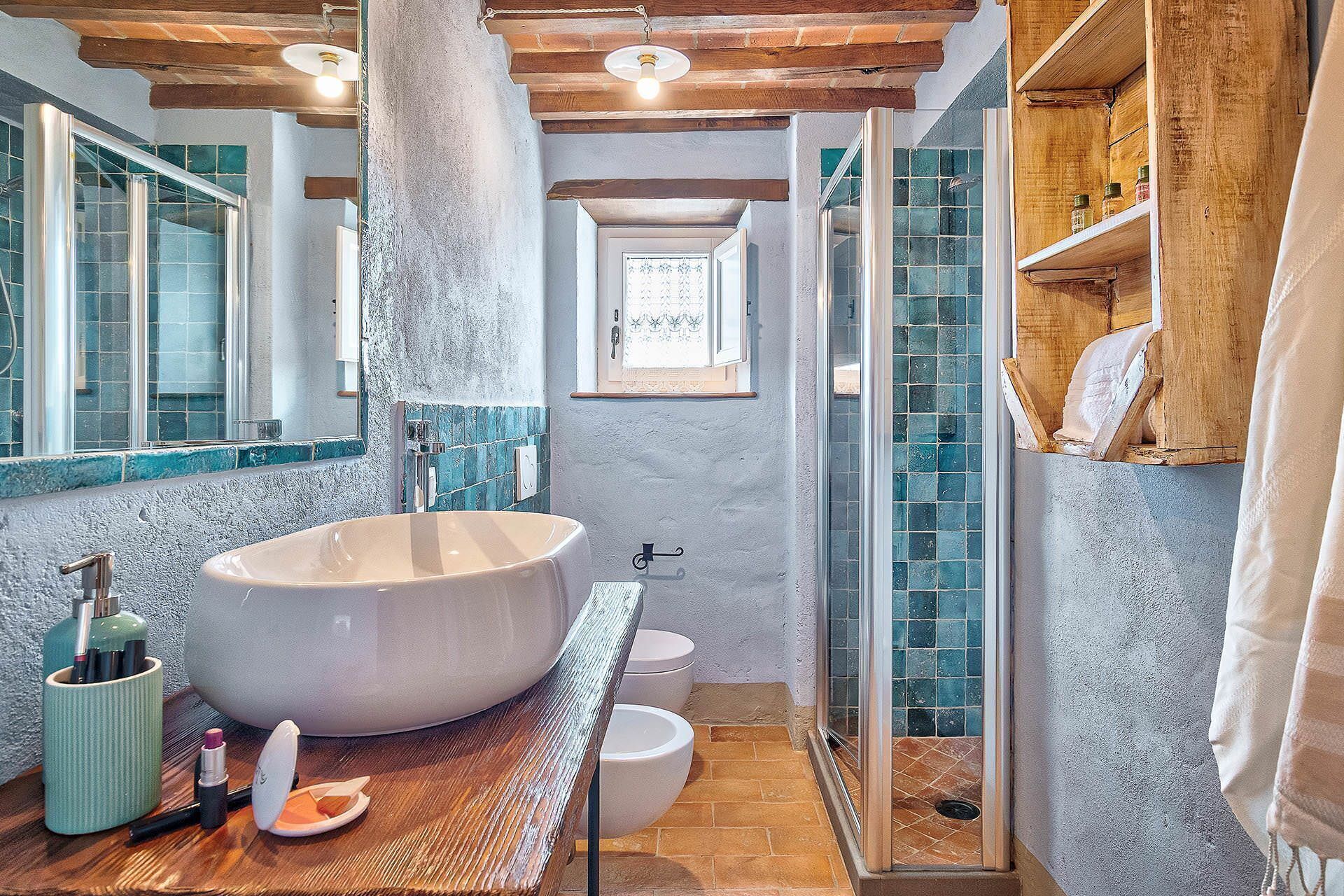 Douche, sèche-cheveux, bidet