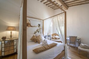 7 bedrooms, iron/ironing board, travel cot, free WiFi