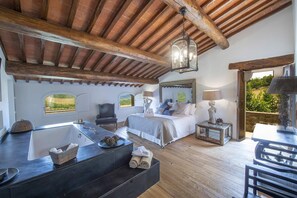 7 habitaciones, tabla de planchar con plancha y cuna de viaje