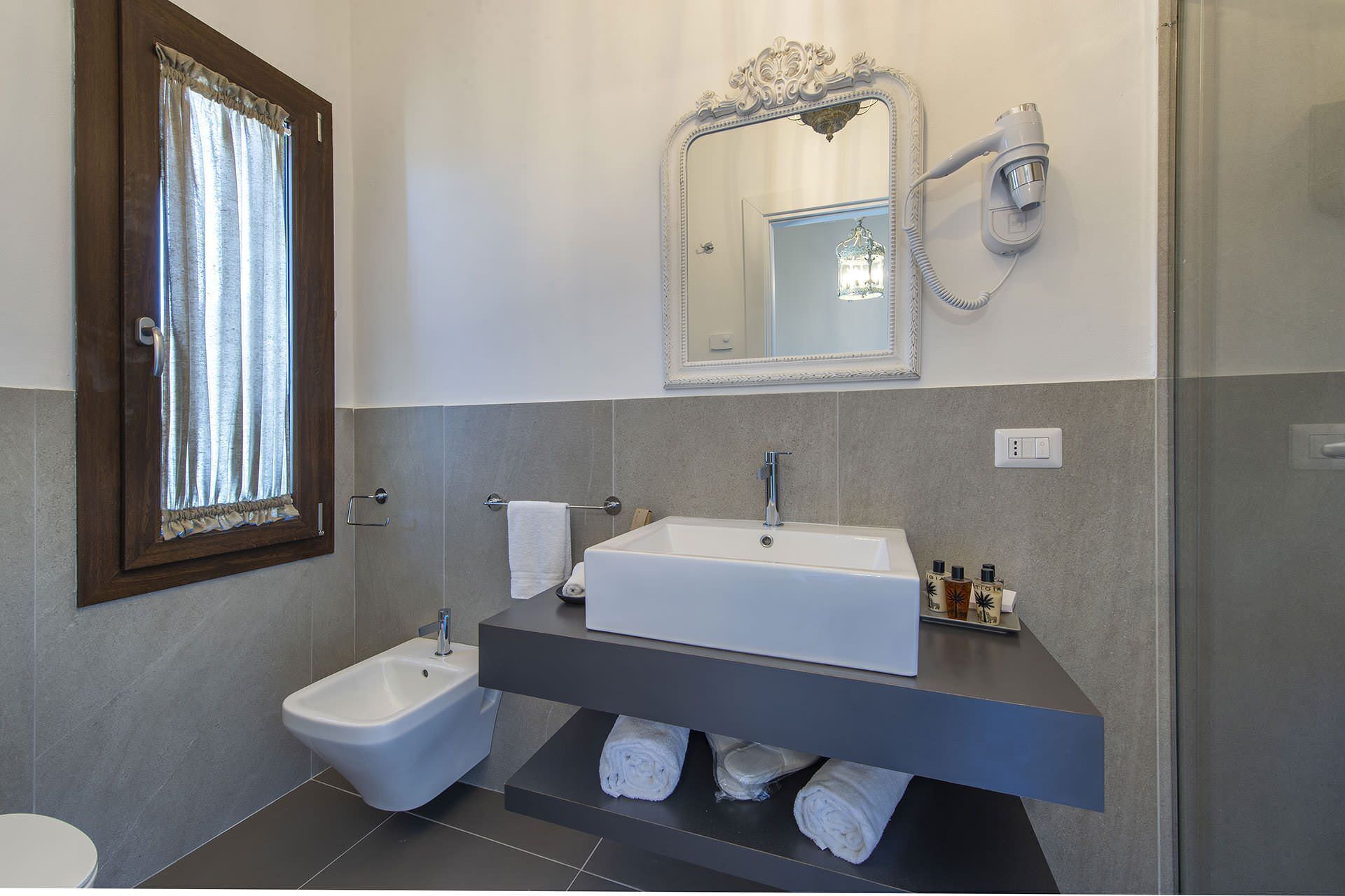 Bany amb bidet, rentapel, mirall i para-tovallons.