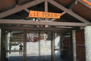 Interior - The Joker (Les Belleville)