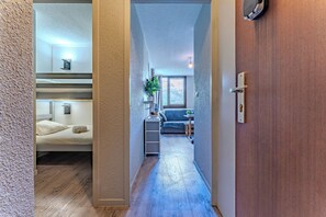 Interior entrance - The Joker (Les Belleville)