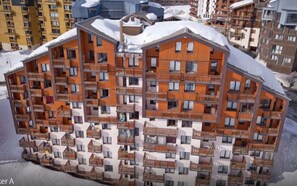 Exterior - The Joker (Les Belleville)