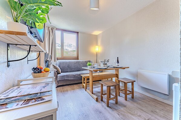 Deluxe Apartment, Balcony, Mountain View | Living area | 33-inch TV with digital channels - The Joker (Les Belleville)