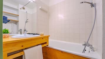 Apartemen Mewah, balkon, pemandangan gunung | Kamar mandi