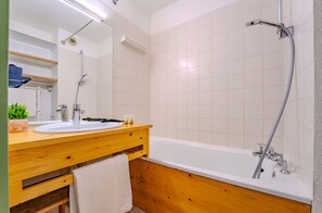 Luxury-Apartment, Balkon, Bergblick | Badezimmer