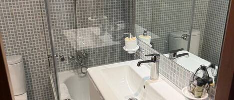 Ducha, secador de pelo y toallas