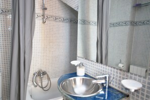 Douche, sèche-cheveux, serviettes fournies