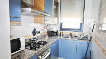 Réfrigérateur, micro-ondes, four, cafetiÚre/bouilloire