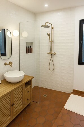 Een douche, een haardroger, handdoeken, zeep