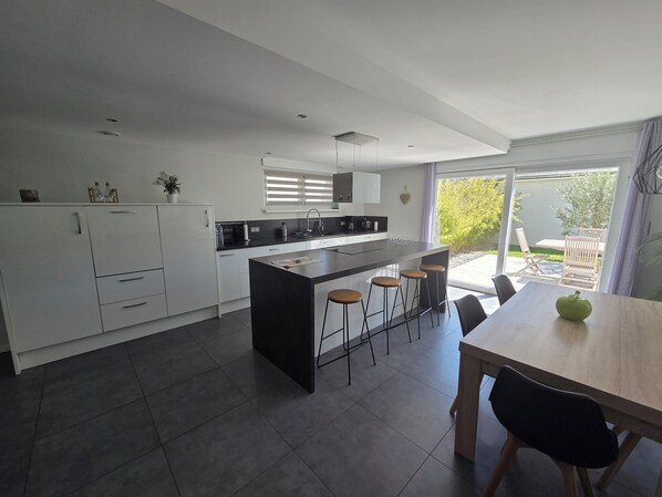 Microondas, horno, parrilla de estufa y lavavajillas 