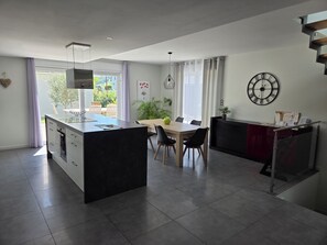 Microondas, horno, parrilla de estufa y lavavajillas 