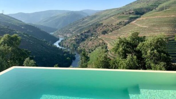 A view from a poolside of terraced vineyards and a river, with a clear sky above. - Terraços do Távora - 2 Bedroom Apartment (Barcos)